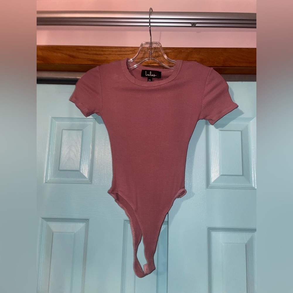Lulu’s Mauve pink ribbed bodysuit